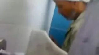 Ji greitai nusirengė ...