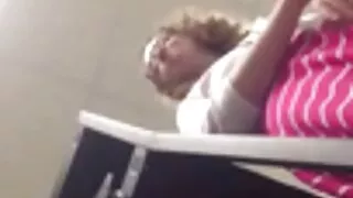 Juoda ožka čiulpia g ...