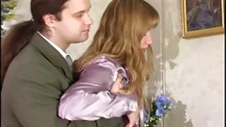 Brunetė atsisėdo po  ...