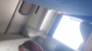 Įkiša dildę į pūling ...