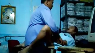 Raudonplaukis jaunik ...