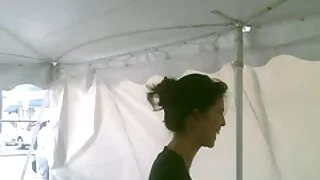 Įkiša penį į prezerv ...